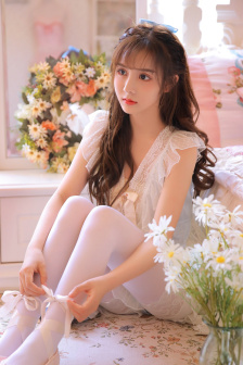 美女裸露双乳给男生吃